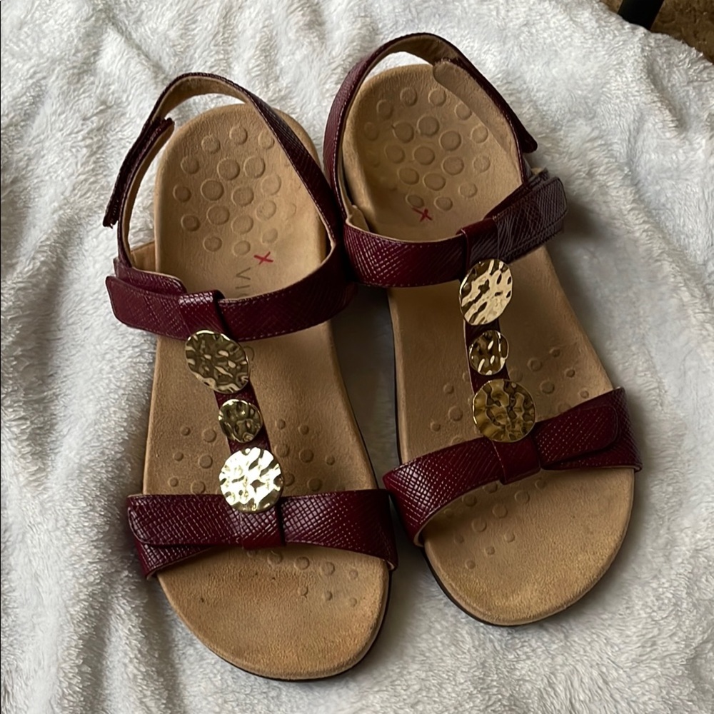 Vionic Burgundy Sandals with Gold Accents size 9.5
